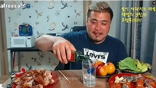 1초만에 술 순삭시키는 먹방 | 인스티즈