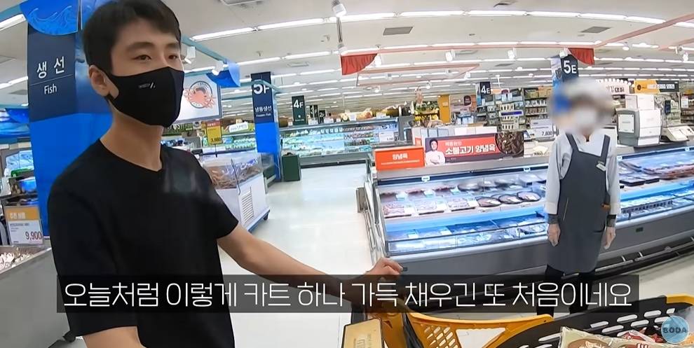 이마트에서 무제한 쇼핑해보는 북한군인 | 인스티즈