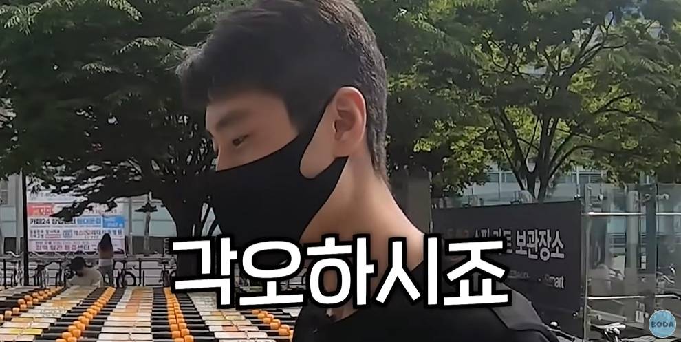이마트에서 무제한 쇼핑해보는 북한군인 | 인스티즈