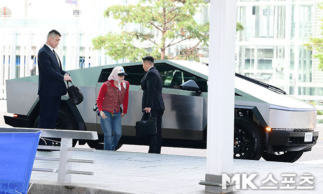 실시간 사이버트럭타고 공항 출국하는 지드래곤 | 인스티즈