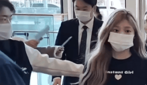 와 윈터 공항에서 팬들한테 편지줌,,, | 인스티즈