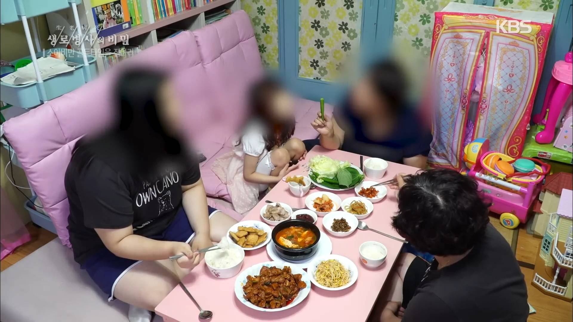 부모님의 맞벌이로 혼자 있는 시간이 많아지면서 소아 비만이 된 13살 소녀...jpg | 인스티즈