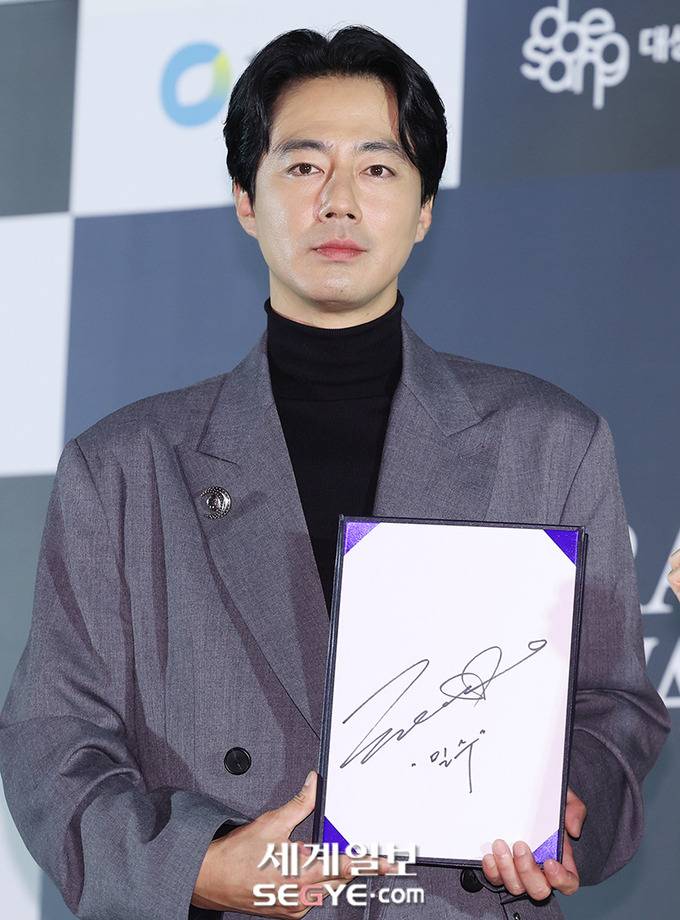 오늘자 비주얼 반응 좋은 조인성 | 인스티즈