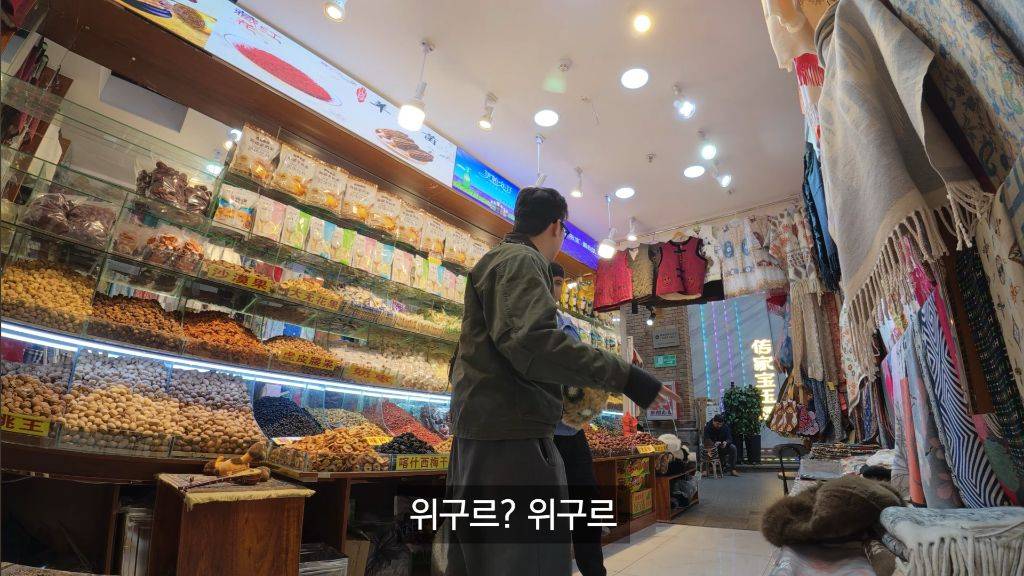 저렴한 가격에 전통의상을 사고 좋아한 여행유튜버 | 인스티즈