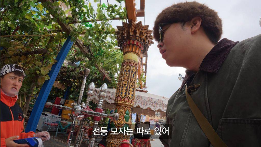 저렴한 가격에 전통의상을 사고 좋아한 여행유튜버 | 인스티즈