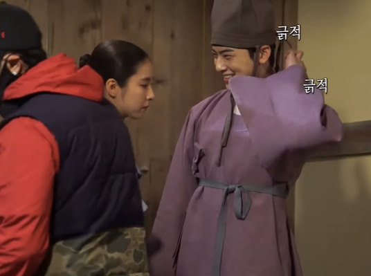 신세경과 포옹씬 중 손 떠는 차은우 | 인스티즈
