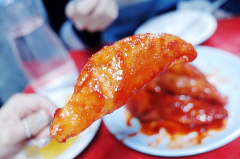 떡꼬치+양념치킨 소스 맛이 난다는 반포 애플하우스 무침군만두.jpg | 인스티즈