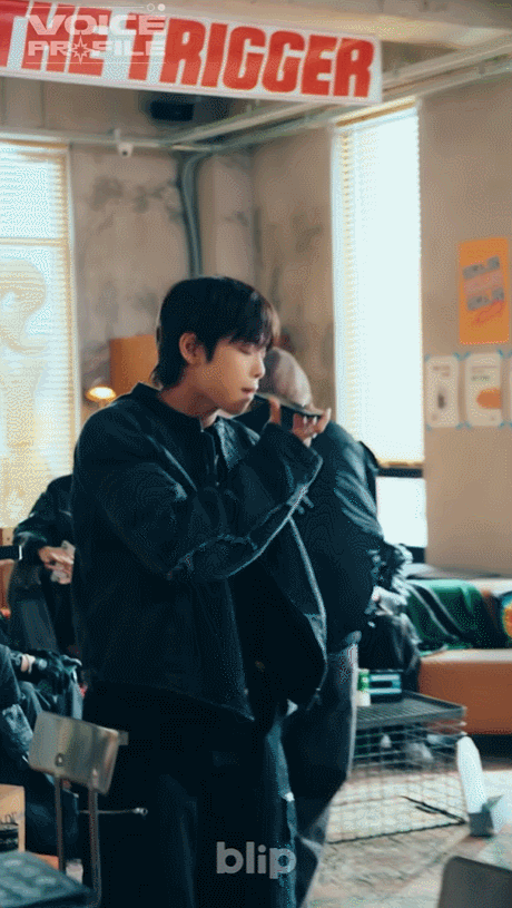 멤버 전원이 아이폰 들고 안무 말아주는 느좋 아이돌.GIF | 인스티즈