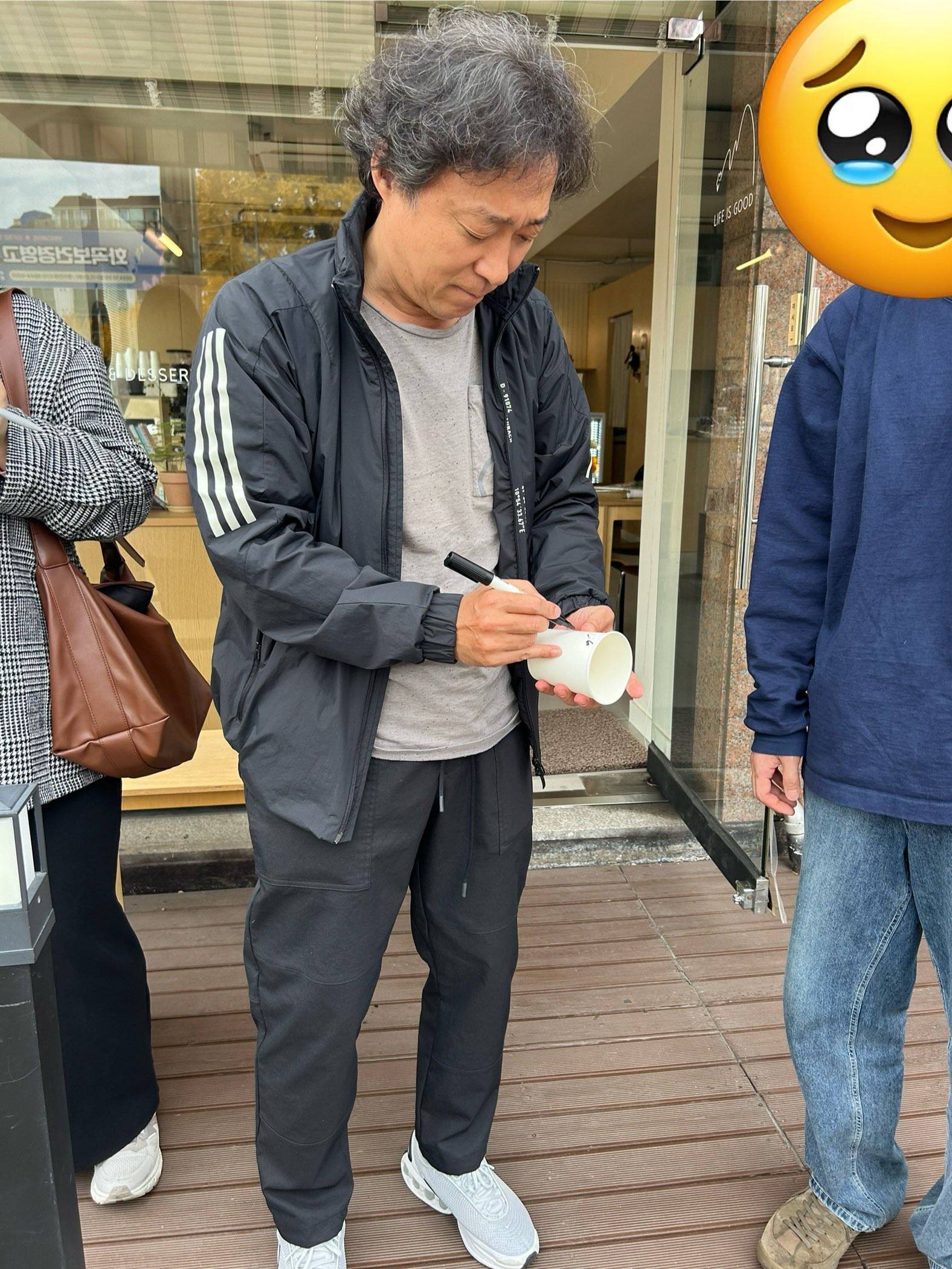 이게 본인 생일카페에 방문한건지 걍 구경하러 온 동네아잰지 긴가민가한 배우 이성민 | 인스티즈