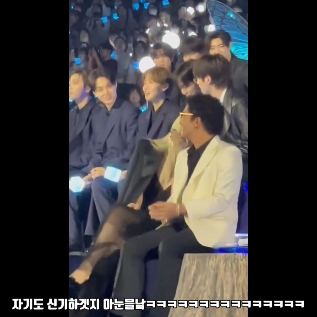 마마 참석한 브루노마스 뚫어져라 쳐다보는 연예인 | 인스티즈