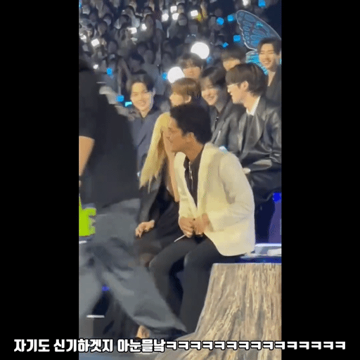 마마 참석한 브루노마스 뚫어져라 쳐다보는 연예인 | 인스티즈