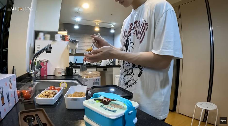막내 수능 도시락 싸려고 새벽에 일어나서 자체 흑백요리사 찍은 남돌 | 인스티즈