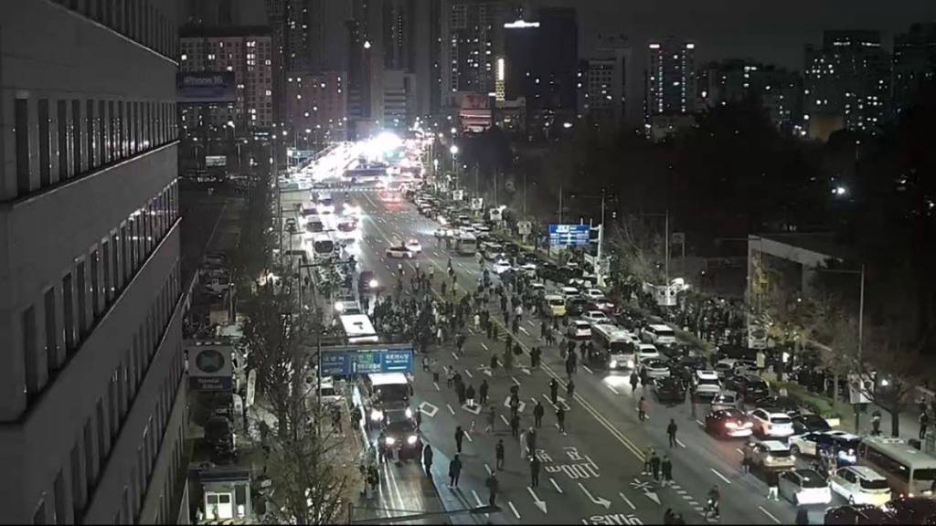 군인은 총을 들었고 시민들은 맨 몸으로 나섰다 | 인스티즈