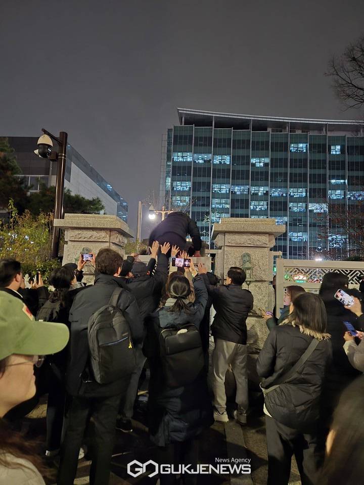 의원들 국회 진입 도와주시는 시민분 가방에 노란 리본... | 인스티즈