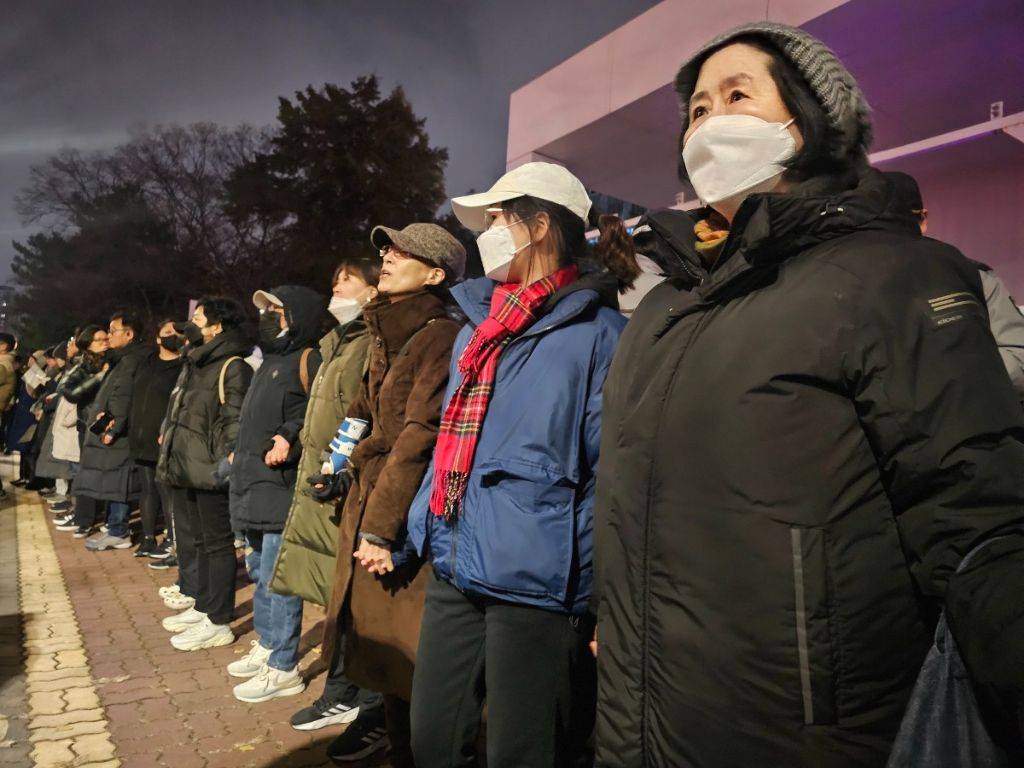 마이니치 신문 기자가 찍은 국회 앞을 지키는 시민들 | 인스티즈