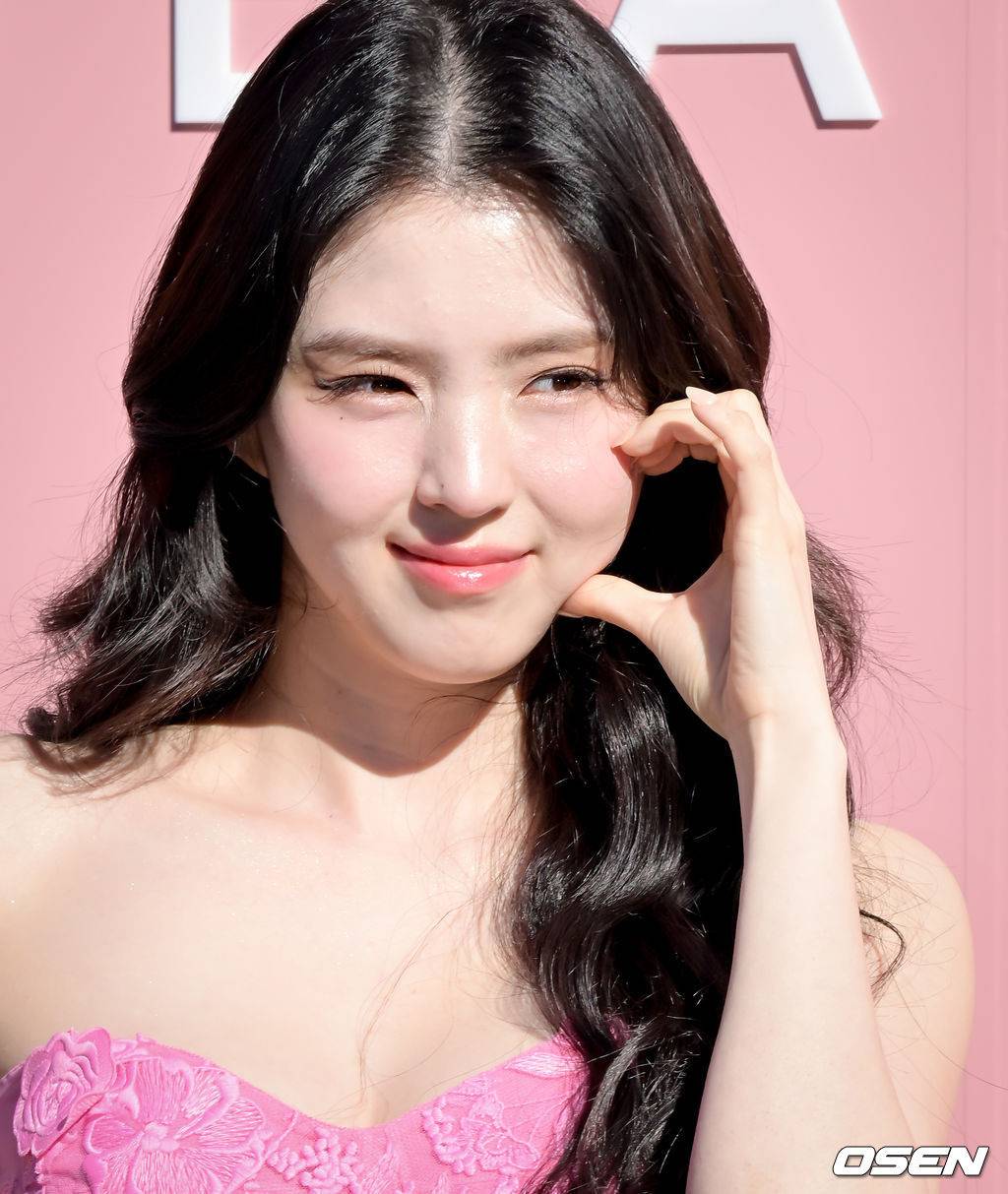 오늘 뷰티 행사에서 핑크드레스 입은 한소희 | 인스티즈