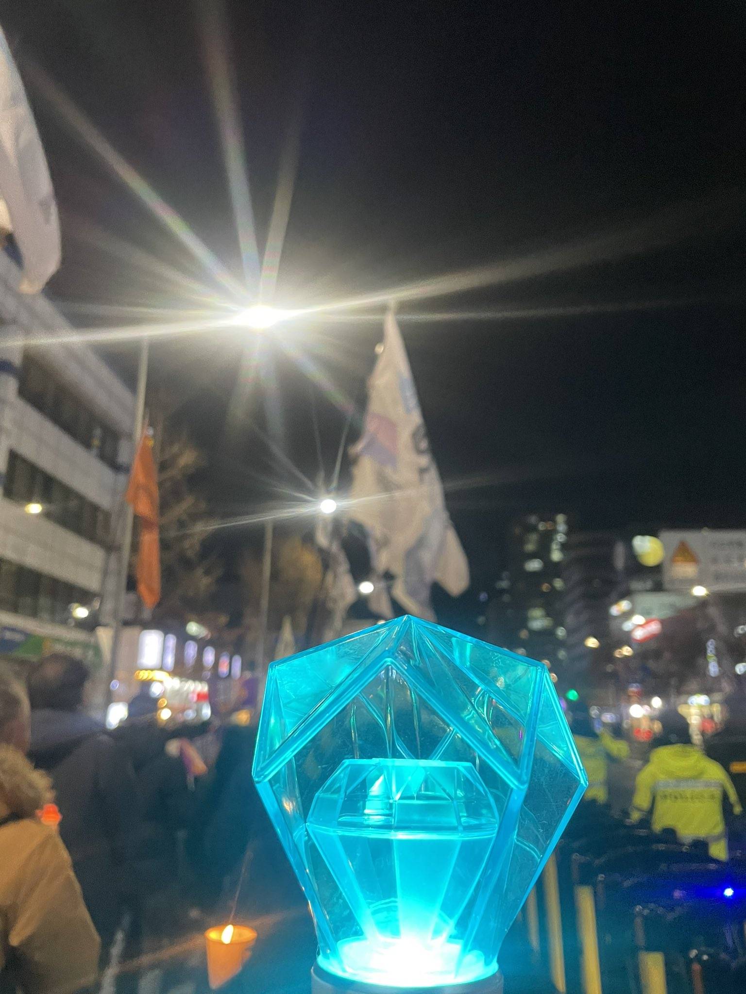 응원봉 들고 탄핵집회 참석한 아이돌 팬들.twt | 인스티즈