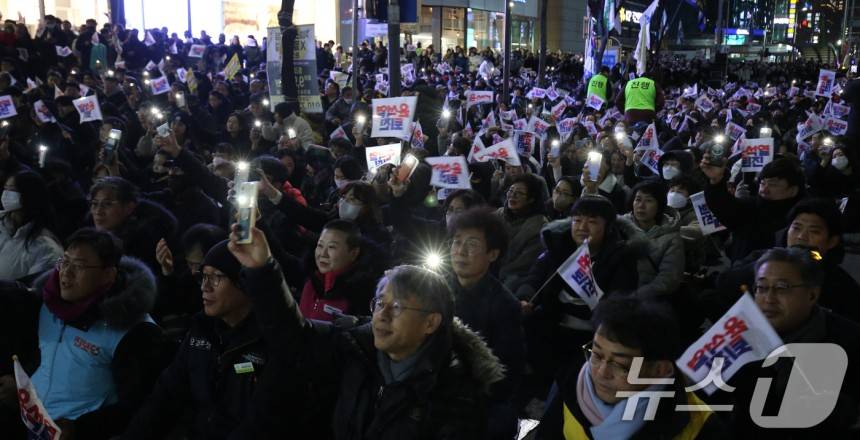 윤석열 대통령 퇴진 촉구하는 대전시민들 | 인스티즈