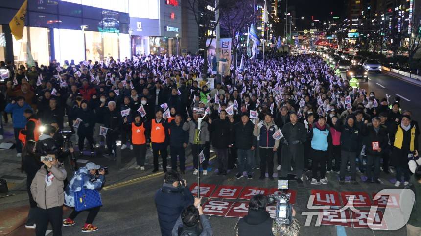 윤석열 대통령 퇴진 촉구하는 대전시민들 | 인스티즈