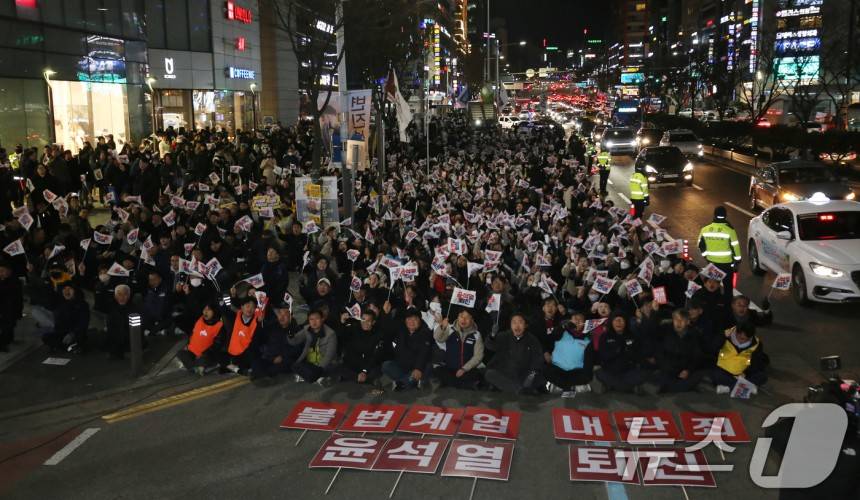 윤석열 대통령 퇴진 촉구하는 대전시민들 | 인스티즈