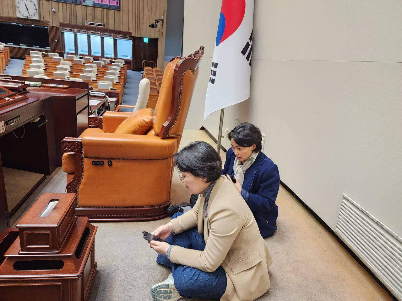 시각장애가 있으신 서미화의원님이 담 뛰어넘는 모습 | 인스티즈