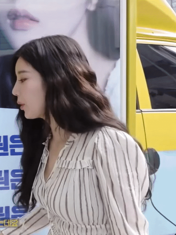 홀린듯이 권은비 가슴 클로즈 업 하는 카메라.GIF | 인스티즈