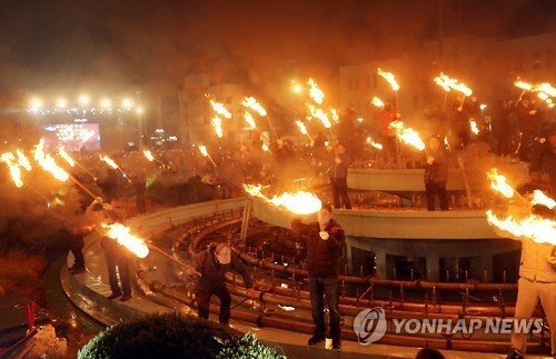 박근혜 탄핵 때 촛불은 바람 불면 꺼진다고 조롱하니까 횃불 시위했던 광주.jpg | 인스티즈