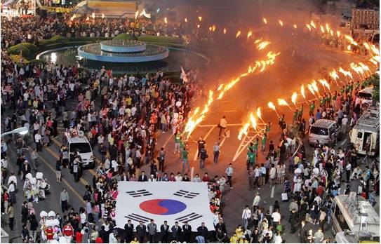 박근혜 탄핵 때 촛불은 바람 불면 꺼진다고 조롱하니까 횃불 시위했던 광주.jpg | 인스티즈