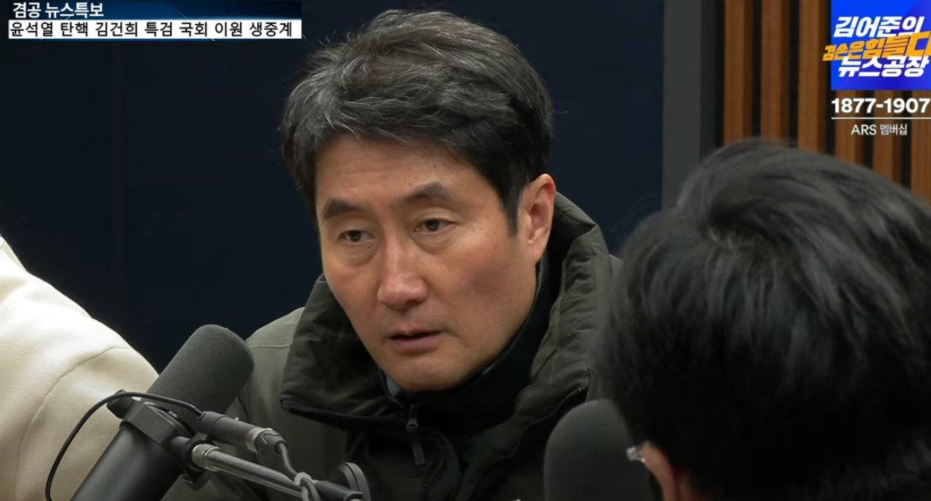 아이돌 팬들이 흔드는 야광봉을 보면서 희망을 느꼈다는 홍사훈 기자님 | 인스티즈