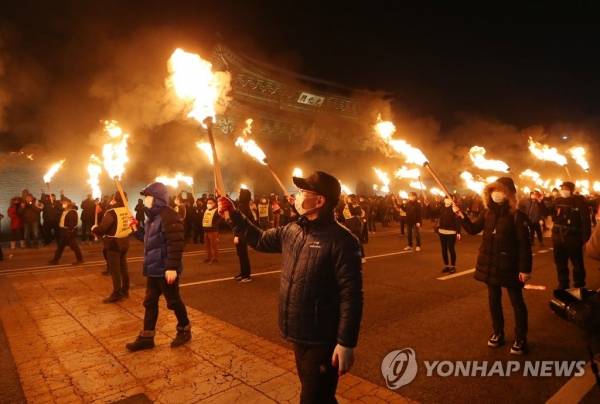 박근혜 탄핵 때 촛불은 바람 불면 꺼진다고 조롱하니까 횃불 시위했던 광주.jpg | 인스티즈