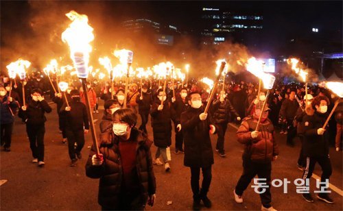 박근혜 탄핵 때 촛불은 바람 불면 꺼진다고 조롱하니까 횃불 시위했던 광주.jpg | 인스티즈