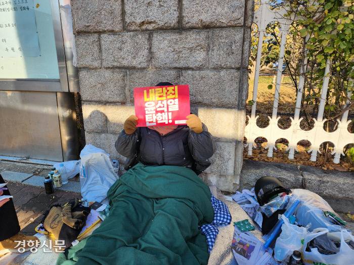 "이렇게라도 지켜보고 있다는 의미로 밤새 국회 앞 지켰다” | 인스티즈