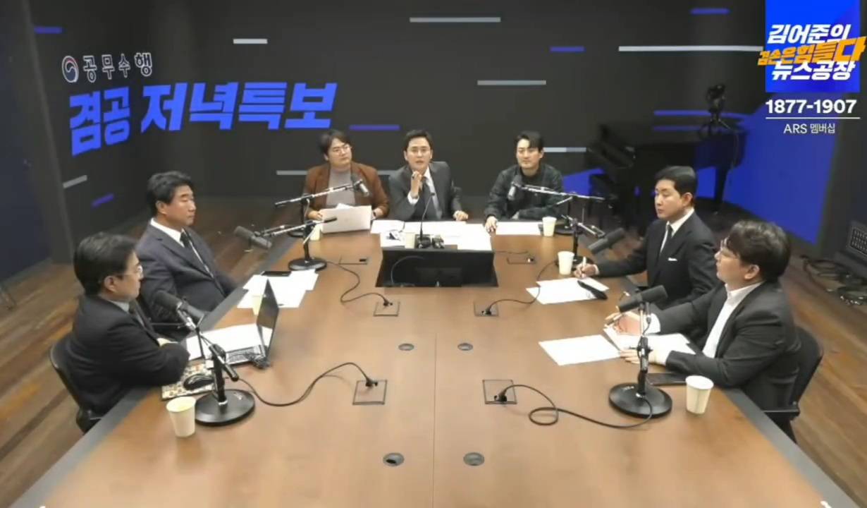 뉴스공장에서 공개한 '기자들(타언론사들도있음)과 군인들의 첫 충돌 영상 (cctv아님) (+내용)' | 인스티즈