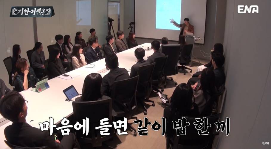 백화점에서 12시되면 다같이 키스하자는 이벤트 제시한 방송인 | 인스티즈