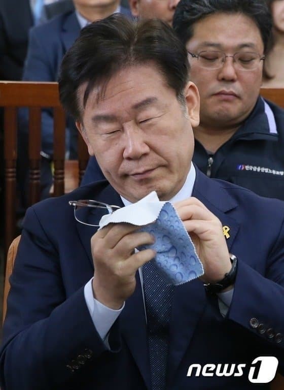 이재명 눈 크기 사진도 악의적인 조작 사진임 | 인스티즈