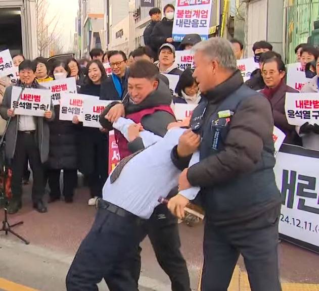 울산에서 이 체포 퍼포먼스중 | 인스티즈