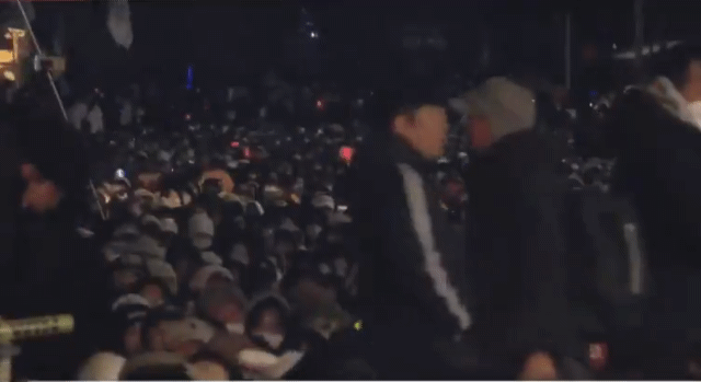 건설 노동자분이 여의도에 가서 응원봉을 보고 따님한테 저게 뭐냐고 물어봤더니.twt | 인스티즈