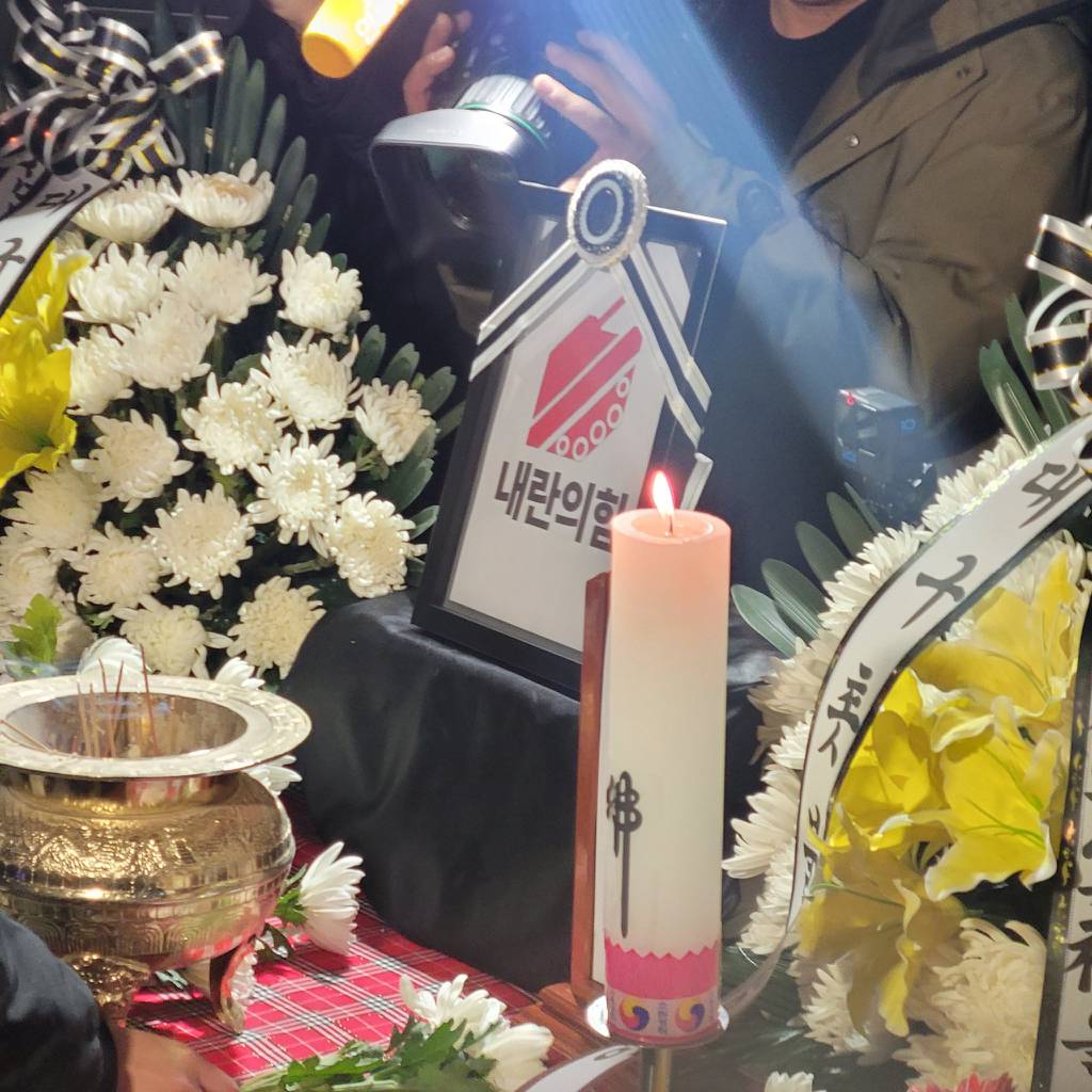 대구 국민의힘 앞에서 시위하는데 위에서 손가락질하면서 사람 수 세고 있음.twt | 인스티즈