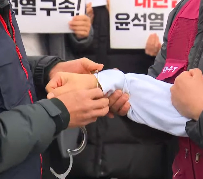 울산에서 이 체포 퍼포먼스중 | 인스티즈