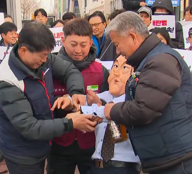 울산에서 이 체포 퍼포먼스중 | 인스티즈