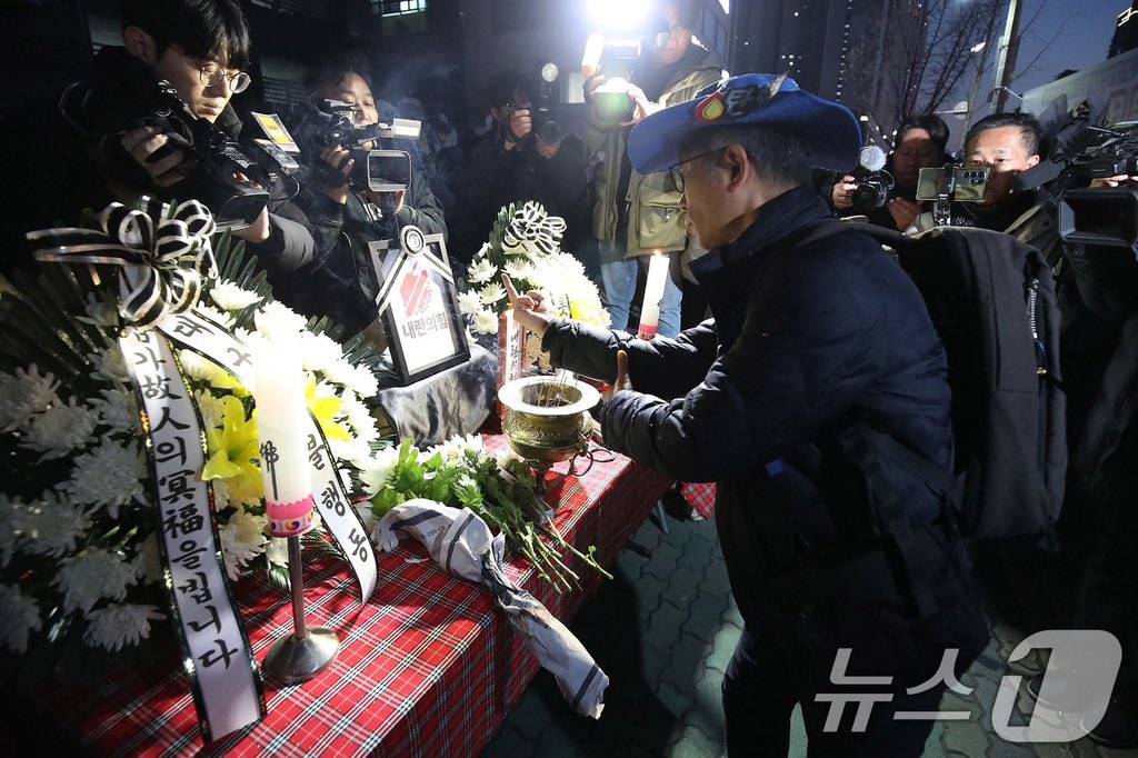 긁힘 장례식에서 향 대신 ㅇㅇ 올리는 아저씨 | 인스티즈