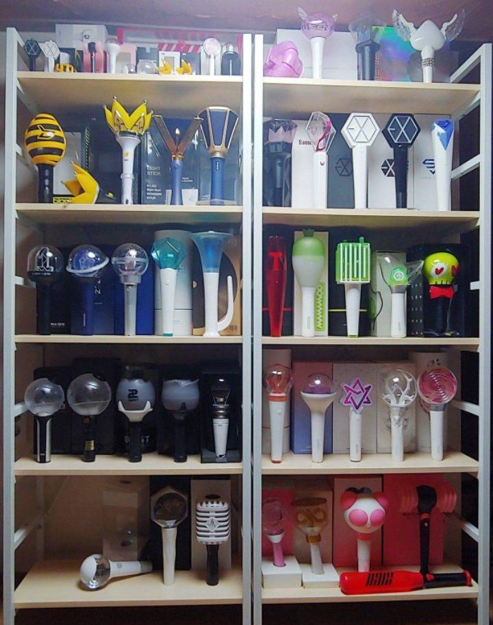 응원봉 모으기가 취미인듯한 아이돌 팬의 장식장.jpg | 인스티즈