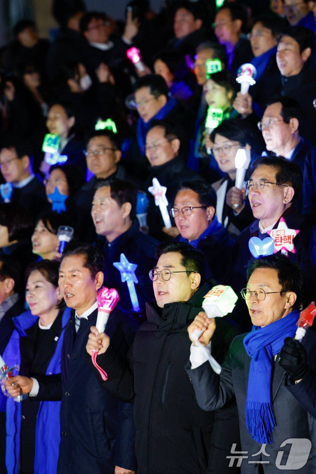 촛불 대신 아이돌 응원봉든 의원들 | 인스티즈