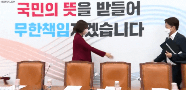 이준석 '페이크' 악수 거부에, 배현진은 어깨 '찰싹'... 최고위 보니 | 인스티즈