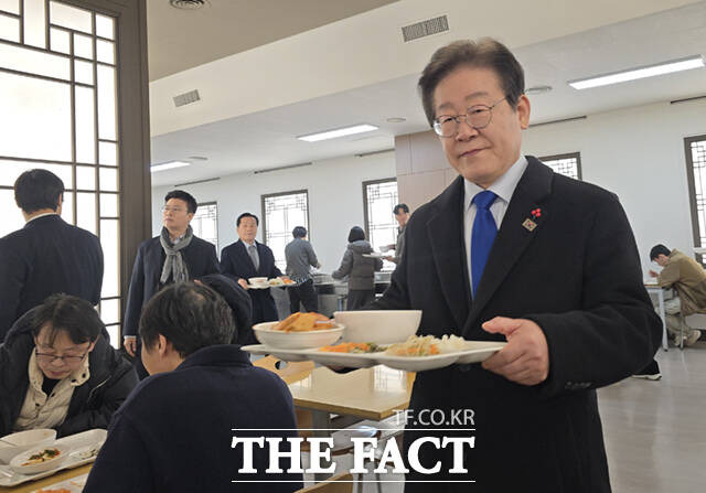 '尹 탄핵 표결 디데이' 국회 조리사 응원 받는 이재명 [TF사진관] | 인스티즈