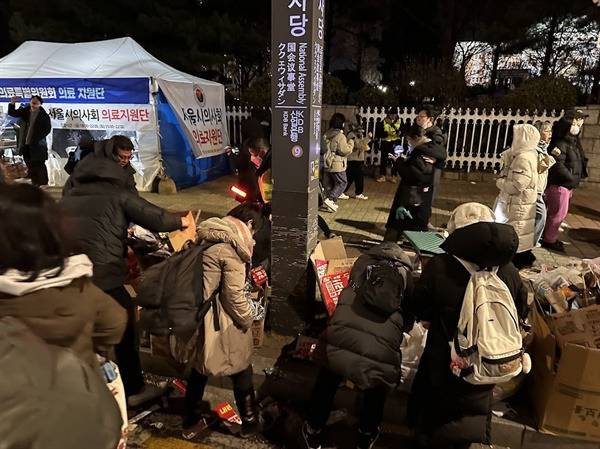 200만명 모였어도 깨끗-질서정연... 한국 민주주의의 힘 | 인스티즈