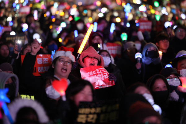 나라가 어두우면 집에서 가장 밝은 것을 들고 거리로 나오는 한국인들 | 인스티즈