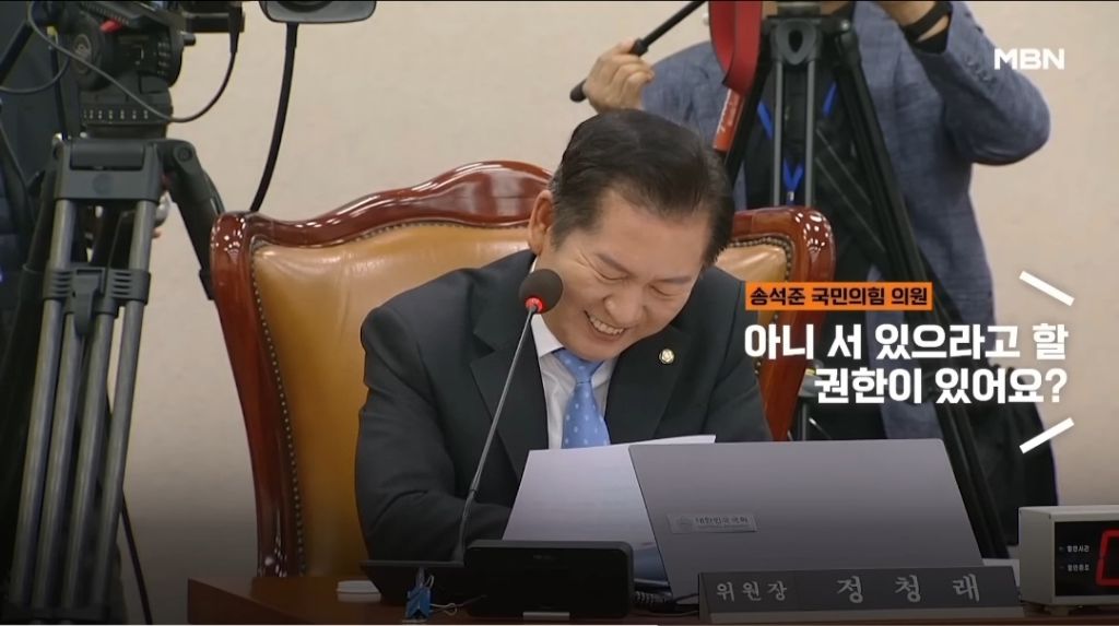 어른들이 왜 정치유튜브 영상 보는지 몰랏는데 진짜 정말 웃기네 봉숭아학당같고.twt | 인스티즈