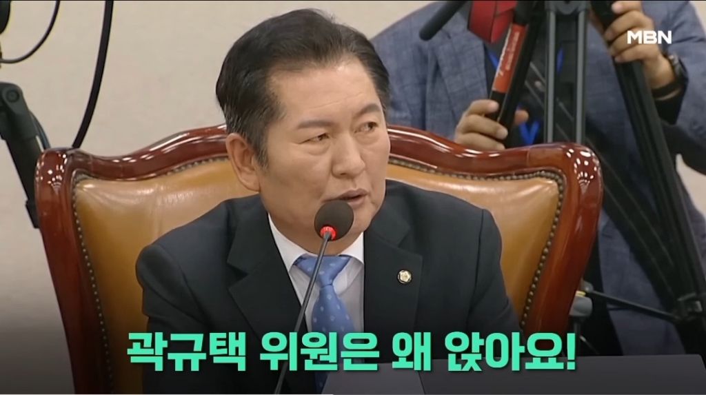 어른들이 왜 정치유튜브 영상 보는지 몰랏는데 진짜 정말 웃기네 봉숭아학당같고.twt | 인스티즈