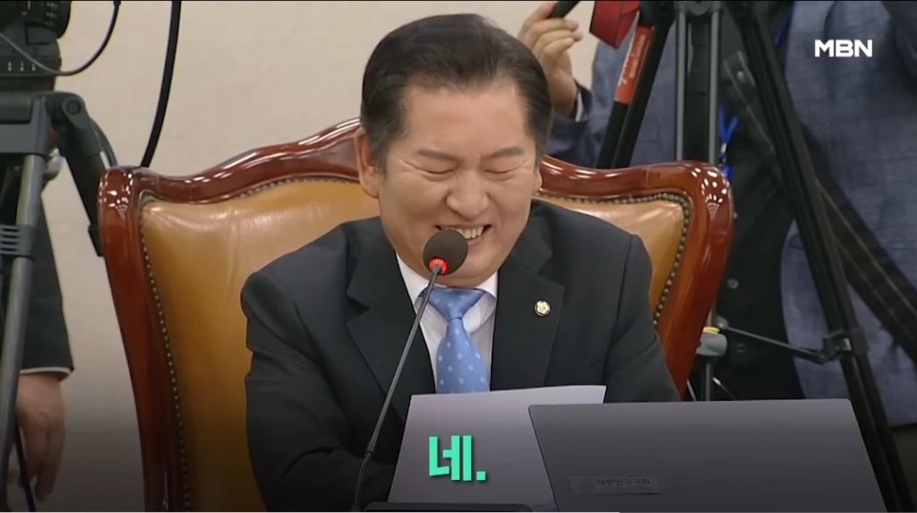 어른들이 왜 정치유튜브 영상 보는지 몰랏는데 진짜 정말 웃기네 봉숭아학당같고.twt | 인스티즈